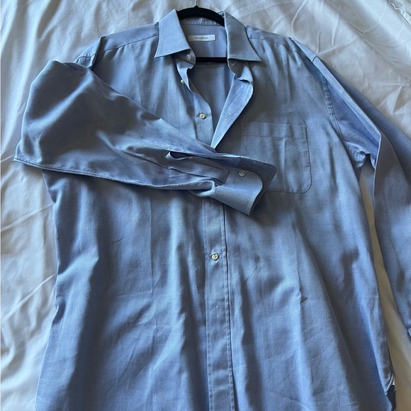 2 Men's button down shirts - Picture 2 of 4